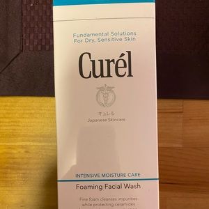 Curél
Foaming Facial Wash